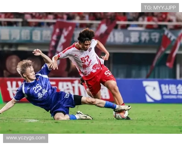 湘超足球联赛激战正酣 本土球队奋勇争先 展现拼搏精神与技术风采